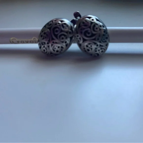 Elegant Silver Swirl Earrings🩶🤍 - Picture 2 of 5